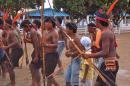 vários índios com arcos e flechas