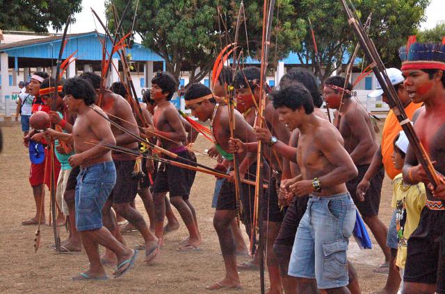 vários índios com arcos e flechas