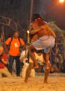 índios disputando em luta corporal