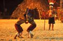 índios disputando em luta corporal