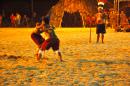 índios disputando em luta corporal