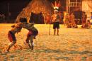 índios disputando em luta corporal