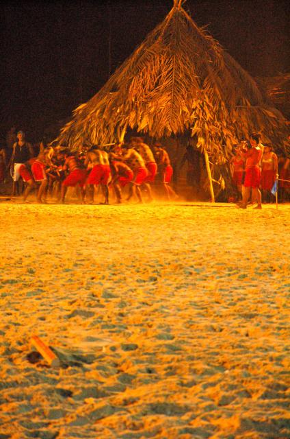 índios reunidos em ritual