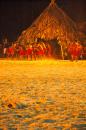 índios reunidos em ritual