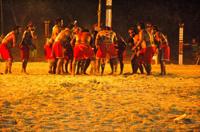 índios reunidos em ritual