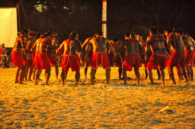 índios reunidos em círculo em ritual