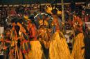 índios com pintura corporal e vestimentas típicas