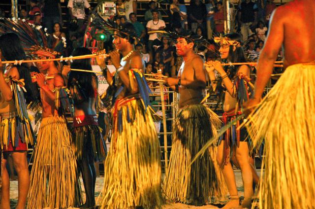 índios em ritual na arena