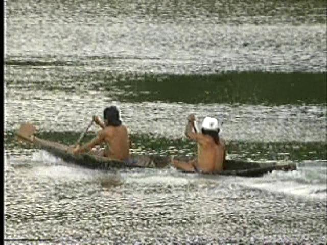 Competição de canoagem no rio