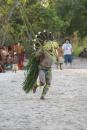 Índio com adereços típicos em ritual