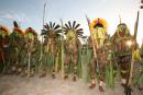 índios com adereços típicos posando para foto