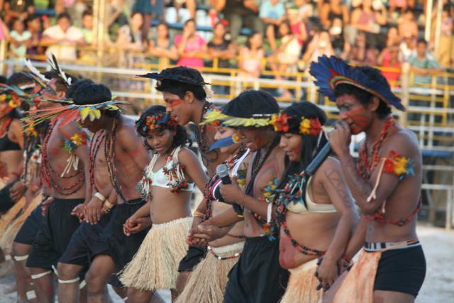 índios com adereços típicos em ritual