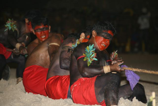 índios disputando cabo de força