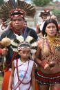 índios com adereços típicos