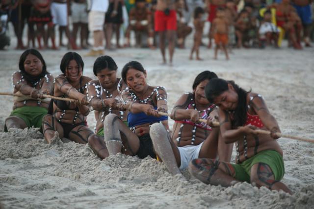 índios disputando cabo de força