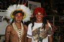 índios com adereços típicos posando para foto