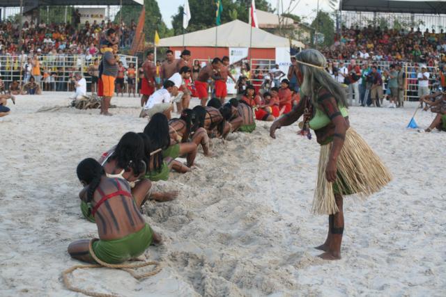 índios disputando cabo de força