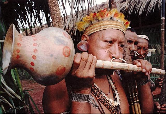 Índio tocando instrumento