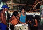 Índios escrevendo em caderno