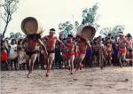 Índios em corrida com tora