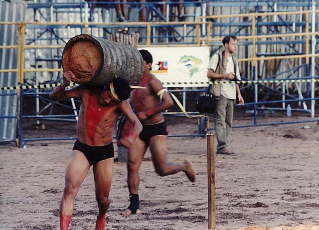 Índios em corrida com tora