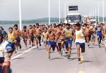 Índios correndo na rua