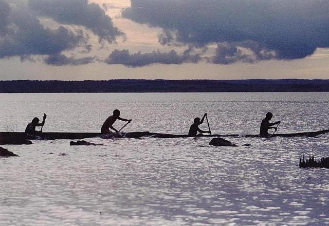 Índios praticando canoagem