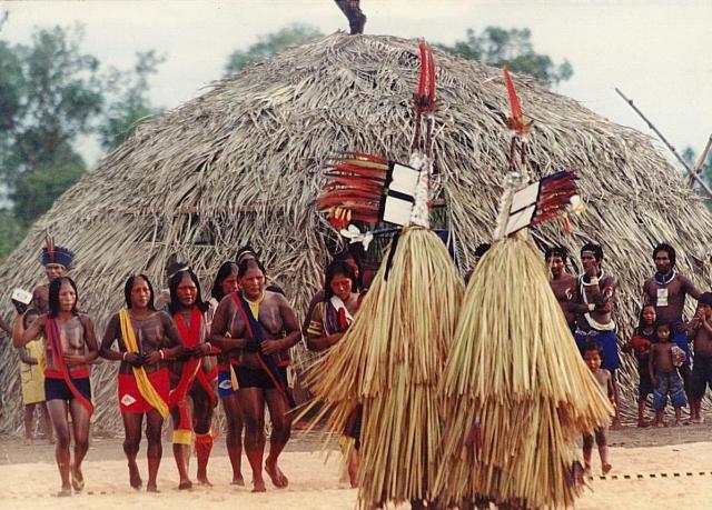 Índios em ritual