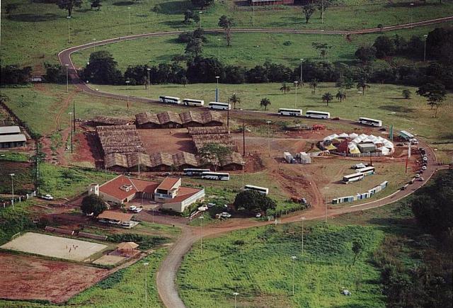 Visão panorâmica da arena e "aldeia olímpica"