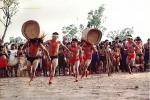 Índios em corrida com tora