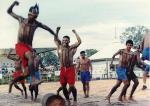 Índios em corrida com tora