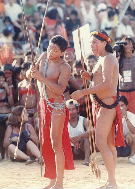 Índios praticando arco e flecha