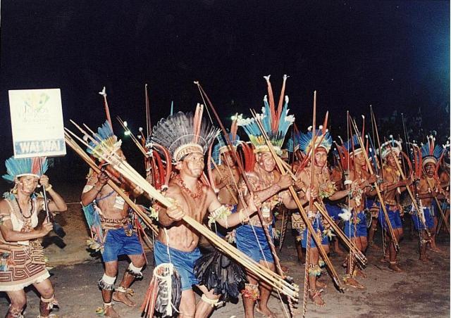 Índios em ritual com arco e flecha