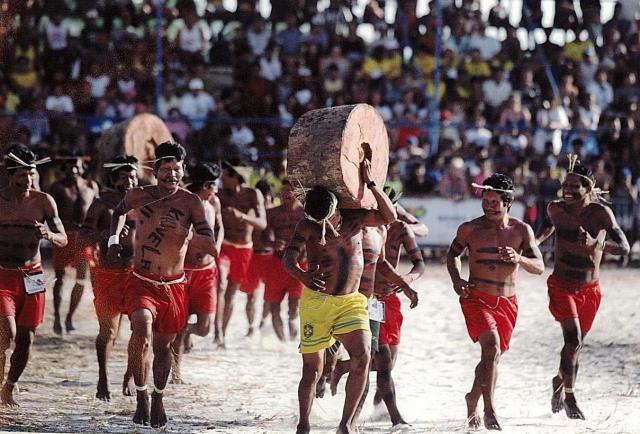 Índios em corrida com tora