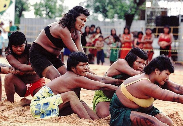 Índios disputando cabo de força