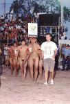 Índios na arena com placa de identificação de etnia