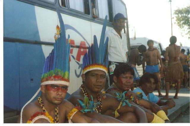 Índios na calçada