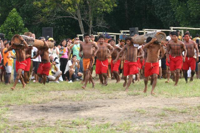 índios correndo com tora