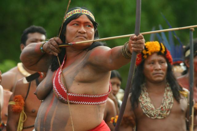 índia com arco e flecha armados