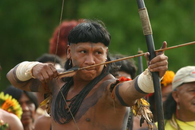 índio com arco e flecha armados