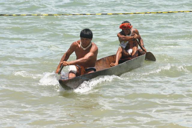 índios em canoa, remando