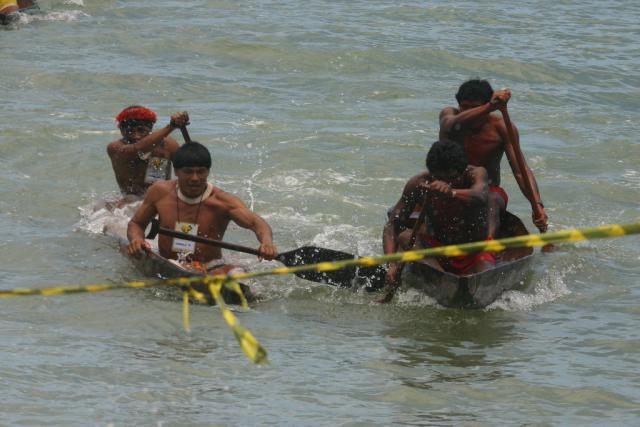 índios em canoas, remando