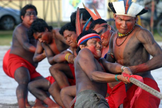 índios disputando cabo de força