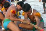 índios disputando cabo de força