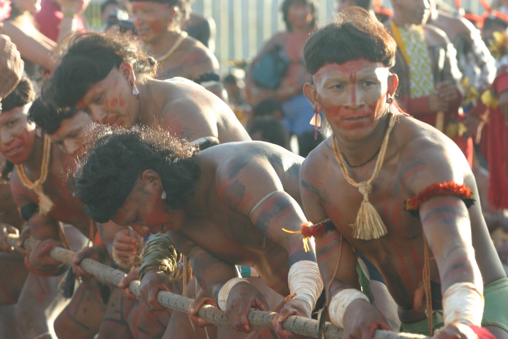 índios disputando cabo de força