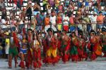 índios com adornos e roupas típicas na arena