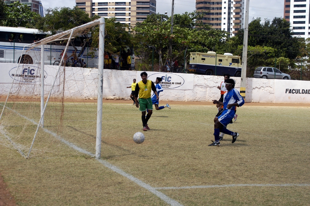 índios jogando futebol