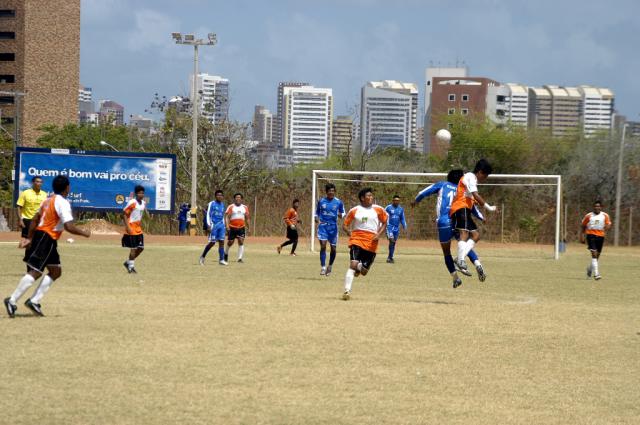 índios jogando futebol