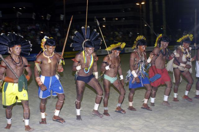 índios com lanças e adereços típicos na arena