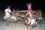 índios em ritual com pedaços de madeira